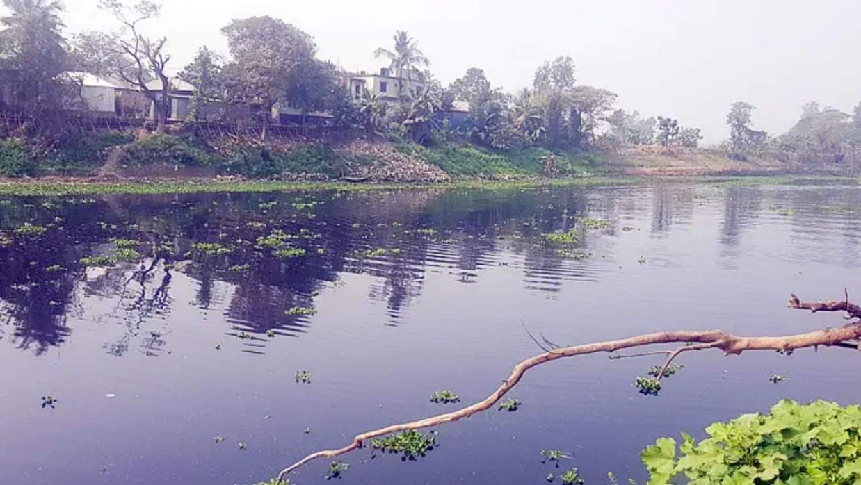 অতি দূষণে তুরাগ নদীর পানি কালো হয়ে গেছে। 