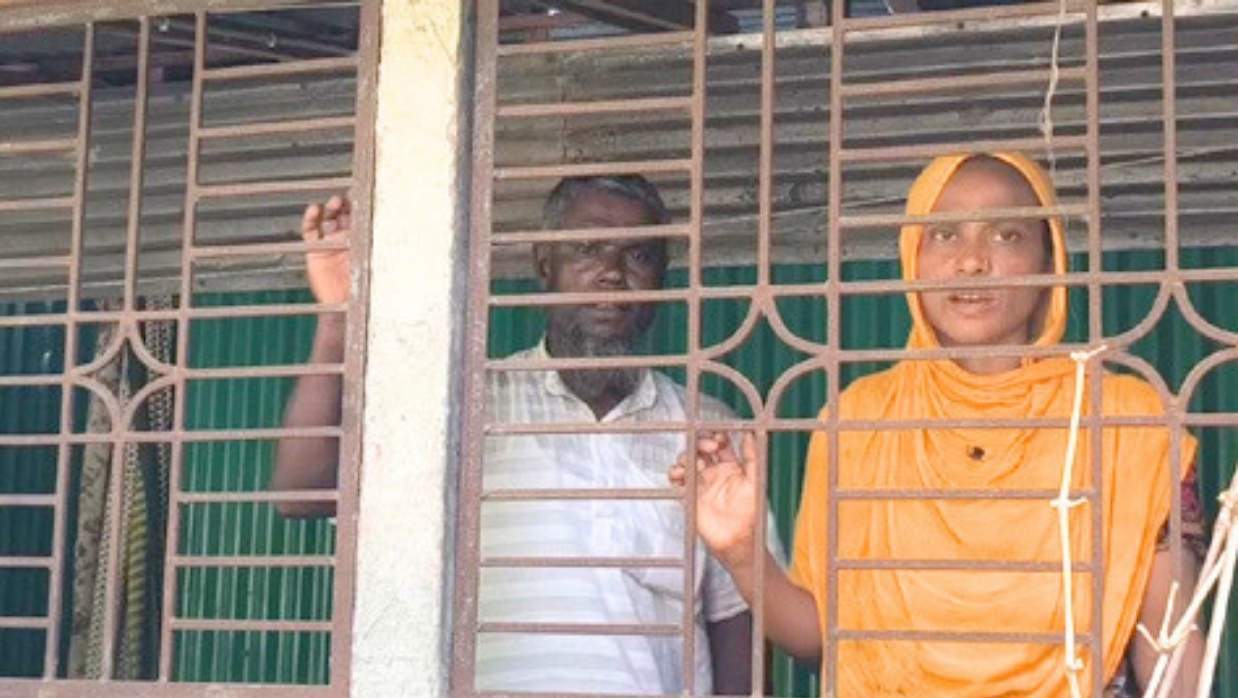 মসজিদের জন্য জমি না দেয়ায় এক মাস ধরে ‘একঘরে’ অবস্থায় কৃষক পরিবার