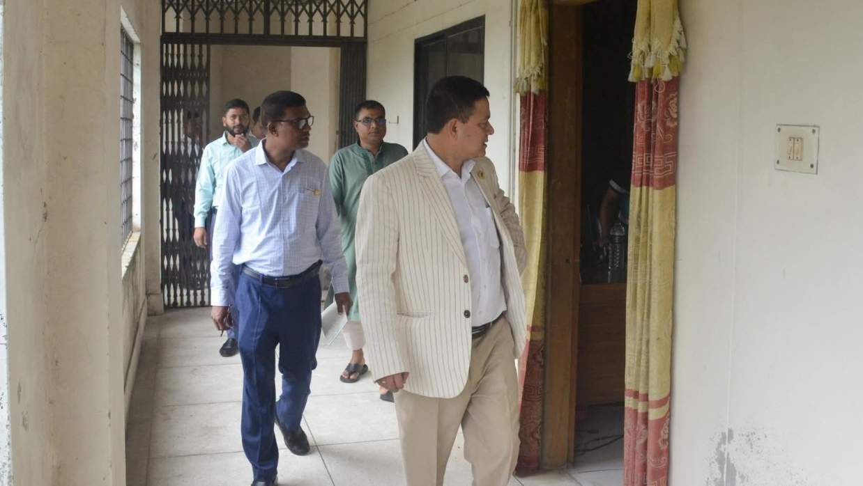 কর্মস্থলে যথাসময়ে উপস্থিতি নিশ্চিত করতে বেরোবি উপাচার্যের বিভিন্ন দপ্তর পরিদর্শন