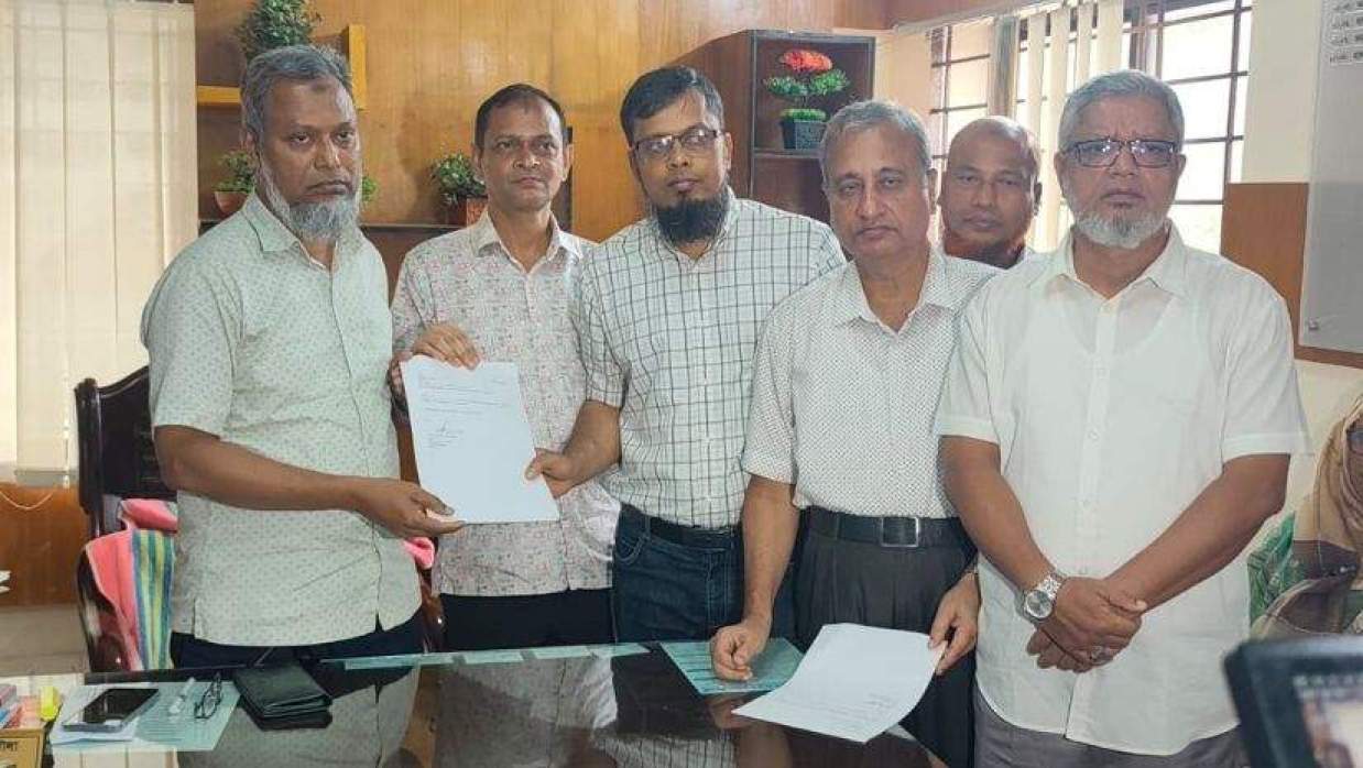 বিশ্ববিদ্যালয়ের ১১টি প্রশাসনিক দায়িত্ব থেকে পদত্যাগ করেছেন ৯ জন শিক্ষক-কর্মকর্তা।
