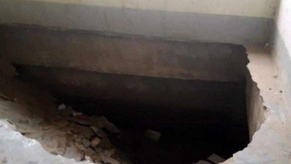 শ্রেণিকক্ষের মেঝের একাংশ ধস।