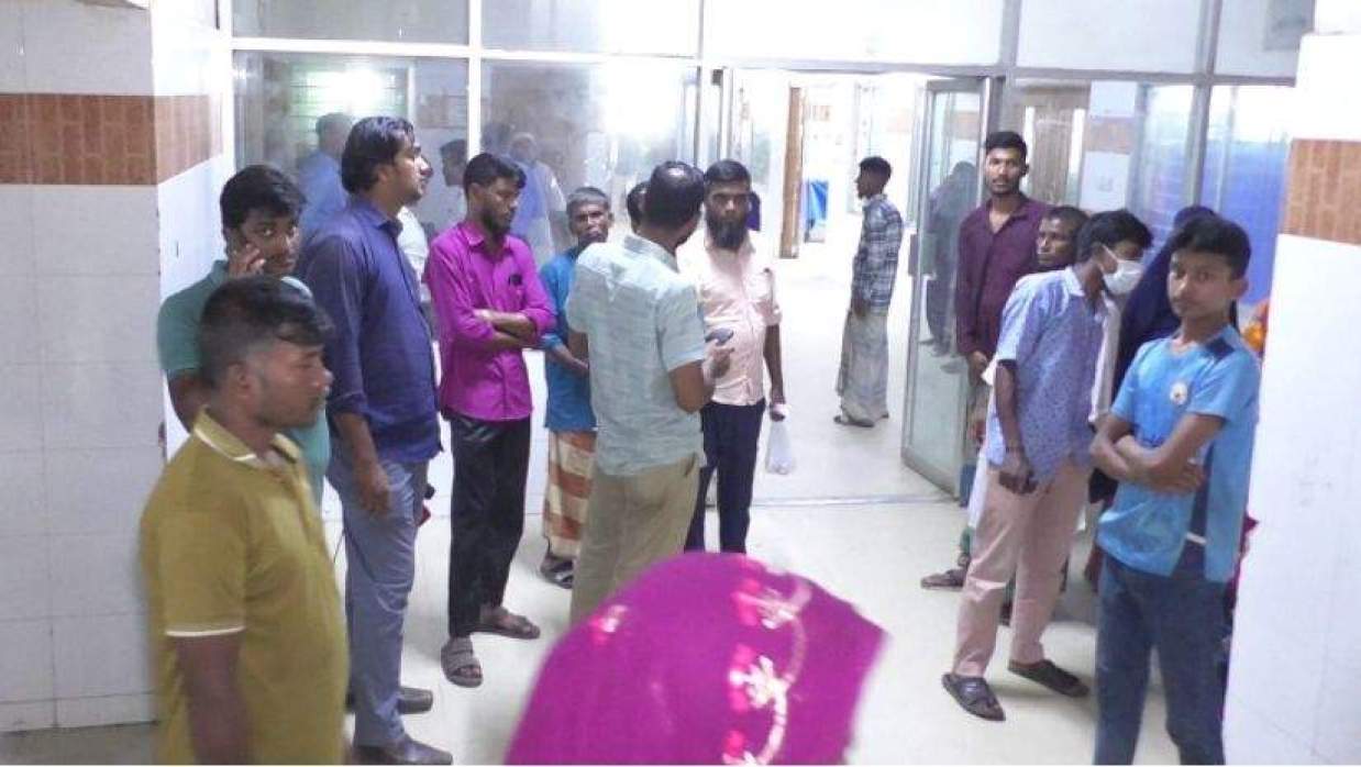 হাসপাতালের সামনে অপেক্ষা করছেন স্বজনরা। 