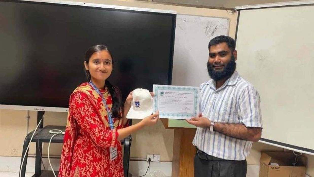 শতভাগ ক্লাসে উপস্থিত থাকা বিভিন্ন শিক্ষাবর্ষের শিক্ষার্থীদের বিশ্ববিদ্যালয়ের লোগো সংবলিত বিশেষ স্মারক ও সম্মাননা সনদ দেওয়া হয়।