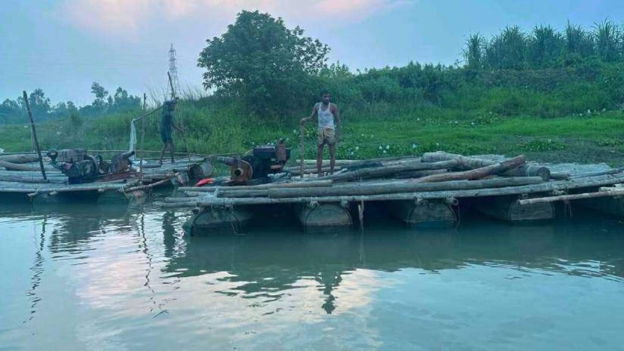 দীর্ঘদিন ধরে করতোয়া নদীর বিভিন্ন পয়েন্টে অবৈধভাবে চলছে বালু উত্তোলন