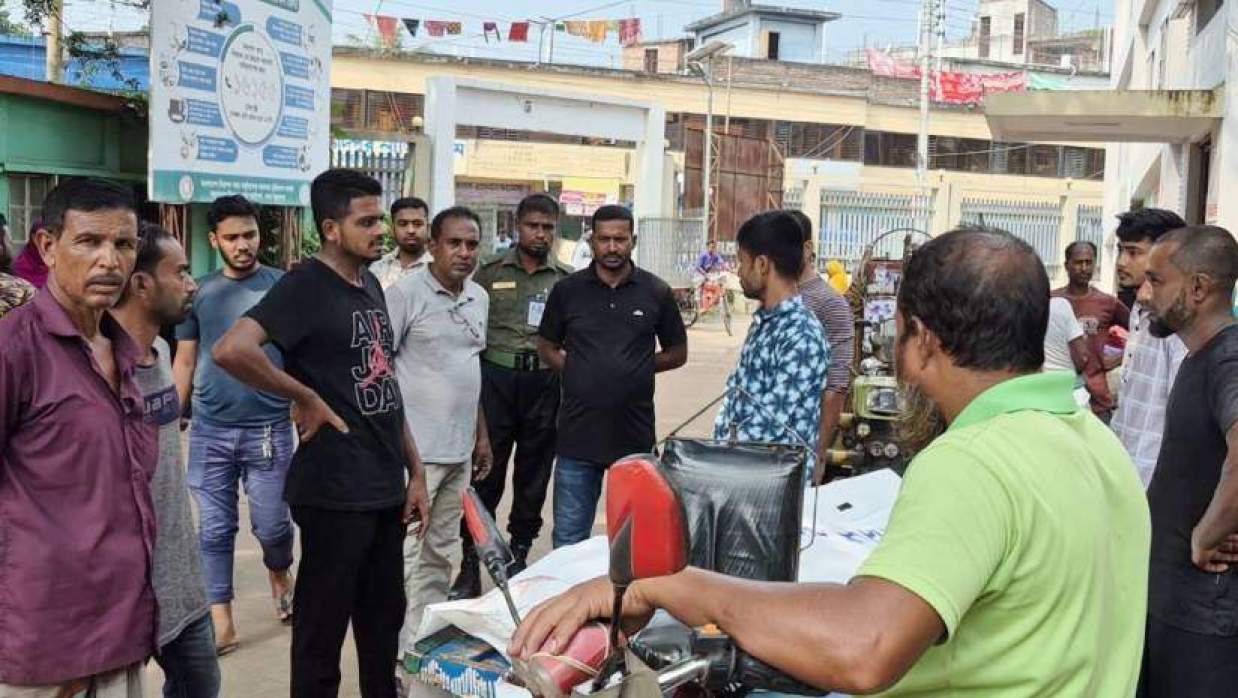 নুর ইসলামের মরদেহ ঘিরে কয়েকজন