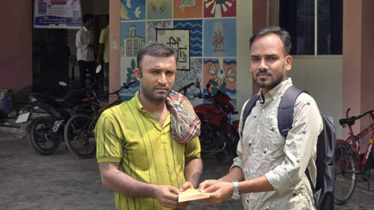 রিপন শেখকে অর্থসহায়তা তুলে দিচ্ছেন ছাত্রদলকর্মী শাকিল দেওয়ান