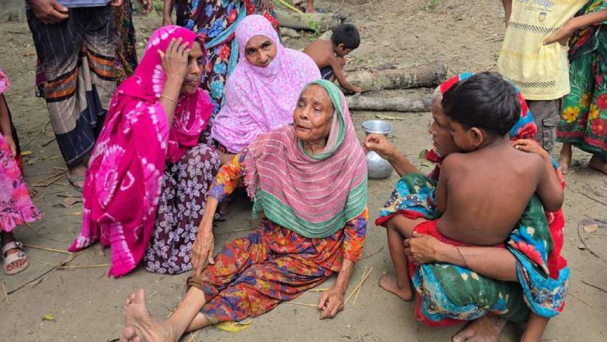 নিহত আবদুল আজিজের স্বজনের আহাজারি। মঙ্গলবার দুপুরে পাবনার সাঁথিয়া উপজেলার ডাঙ্গামাছ গ্রামে