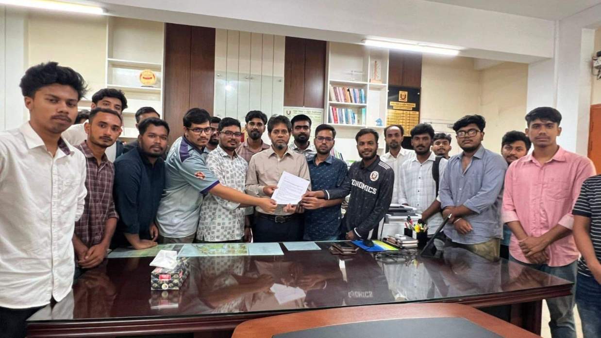 উপাচার্য বরাবর স্মারকলিপি দিচ্ছে ছাত্রদল