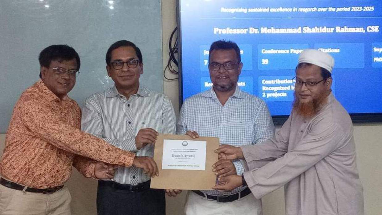 ডিনস অ্যাওয়ার্ড ফর রিসার্চ এক্সিলেন্স তুলে দেওয়া হচ্ছে