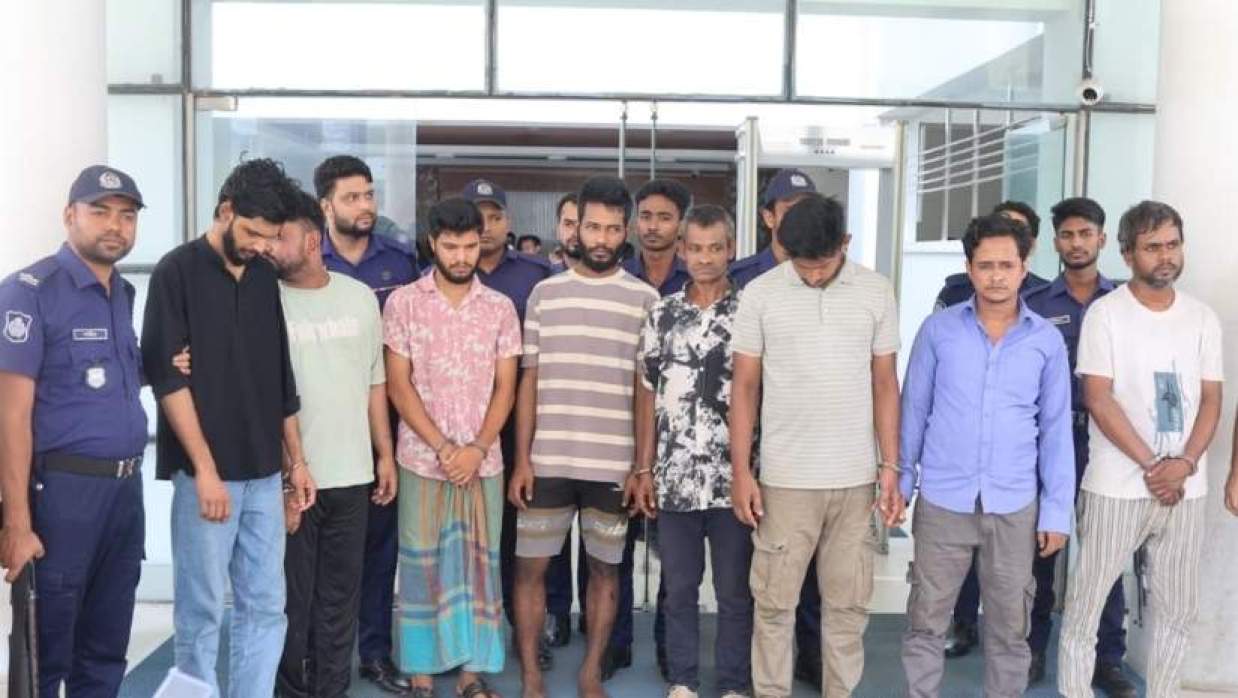  পুলিশের হাতে আটক ব্যক্তিরা 