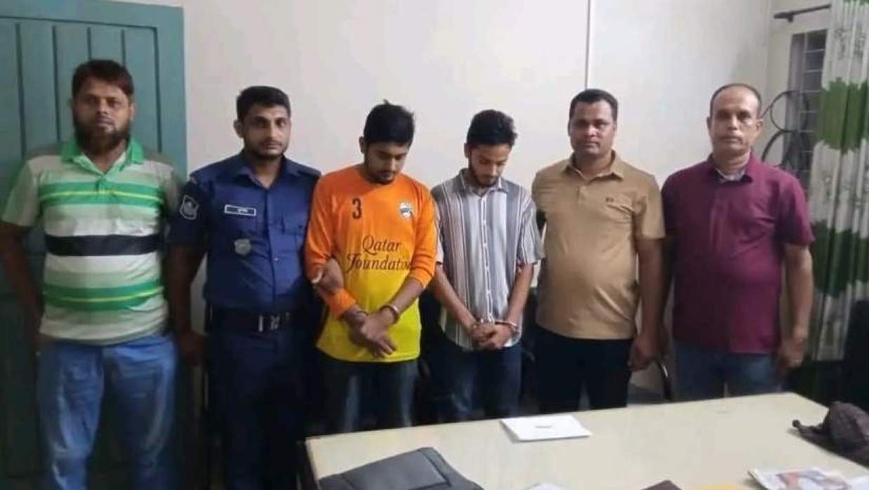  পুলিশের হাতে আটক ছাত্রদল নেতা