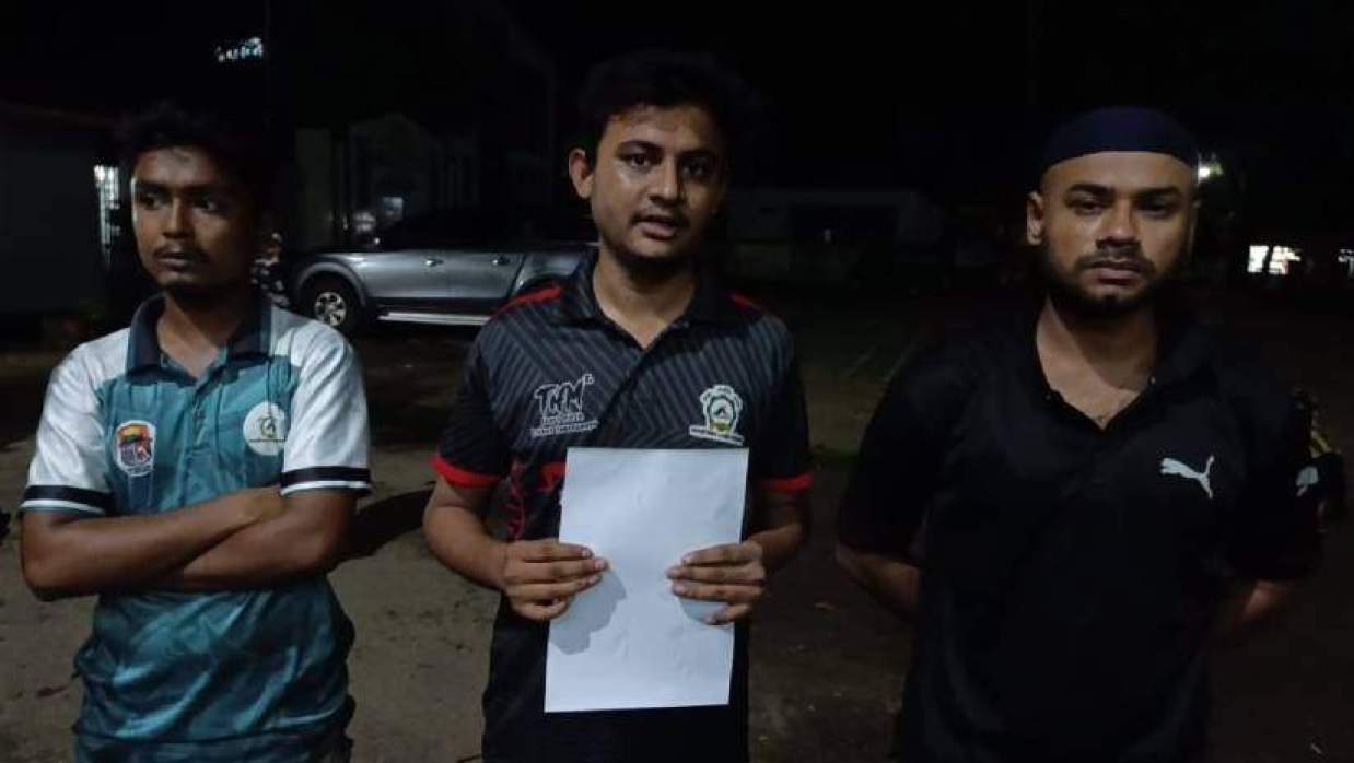 রাতে থানায় জিডি করেন জিশান আহমেদ (মাঝে)