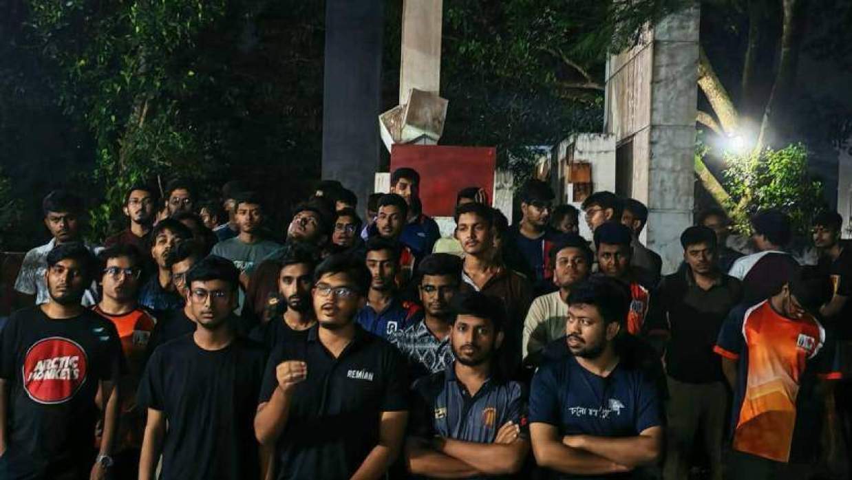 চুয়েটের কেন্দ্রীয় শহীদ মিনার প্রাঙ্গণে শিক্ষার্থী বিক্ষোভ