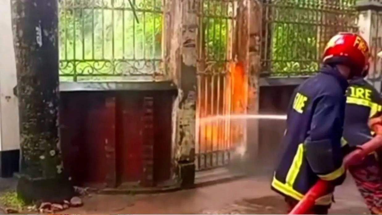 আগুন নেভাচ্ছেন দমকলকর্মীরা