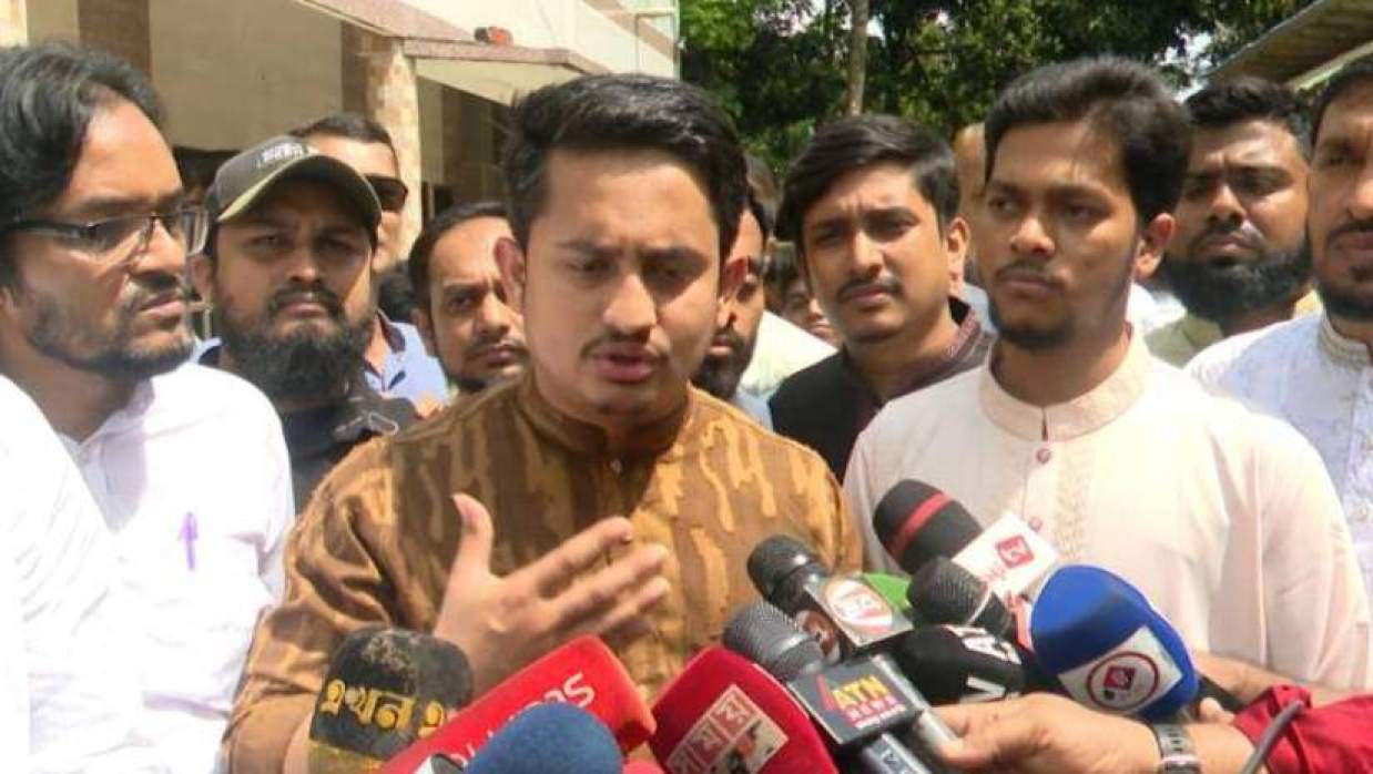 সাংবাদিকদের সঙ্গে কথা বলছেন সারজিস আলম