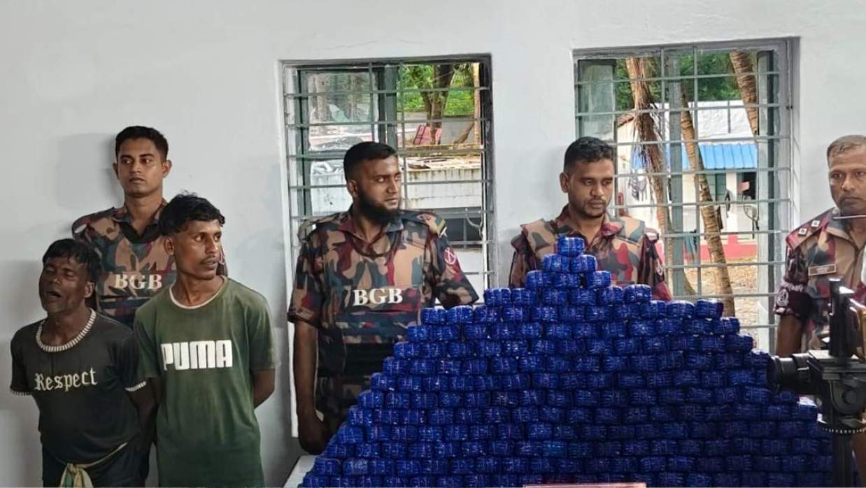 টেকনাফে ১৪ লাখ ইয়াবাসহ দুই পাচারকারী আটক