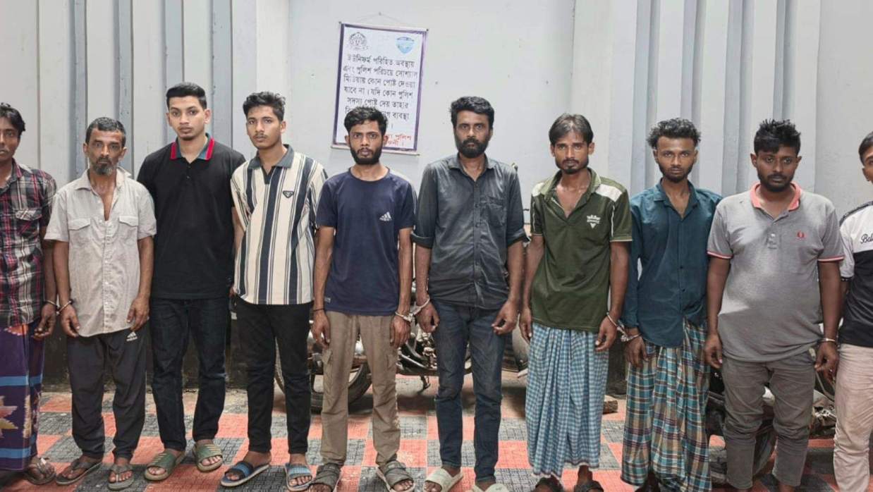 পুলিশের হাতে গ্রেপ্তারকৃতরা