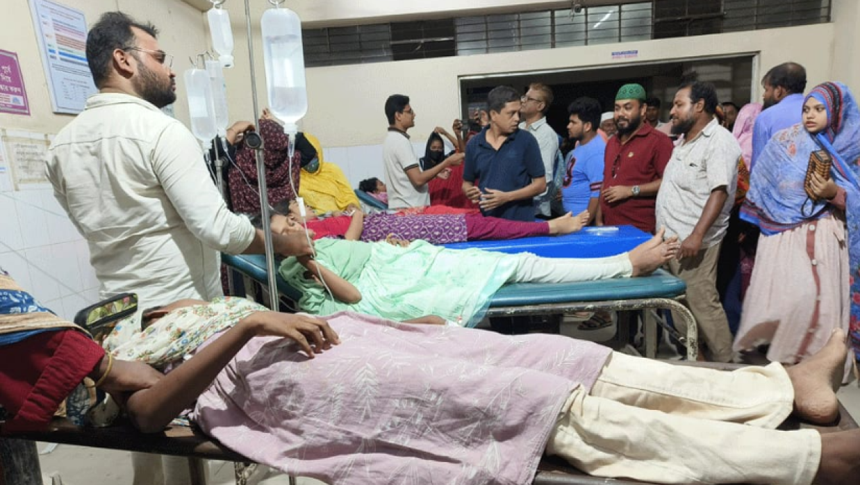 হাসপাতালে অসুস্থ শিক্ষার্থীরা