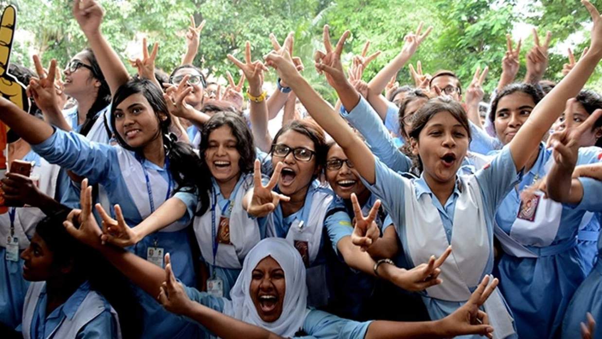 ফল প্রকাশের পর উল্লাস করছেন শিক্ষার্থীরা
