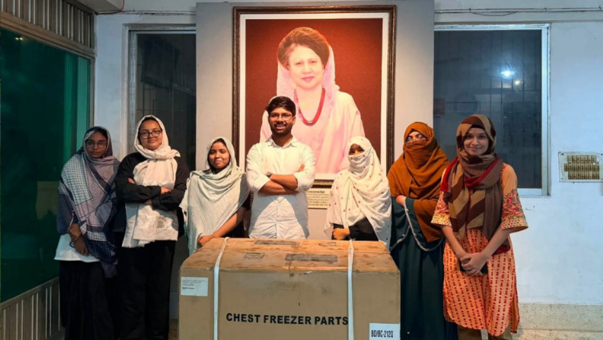 চাকসুর এজিএস আইয়ুবুর রহমান তৌফিক ও ছাত্রীরা