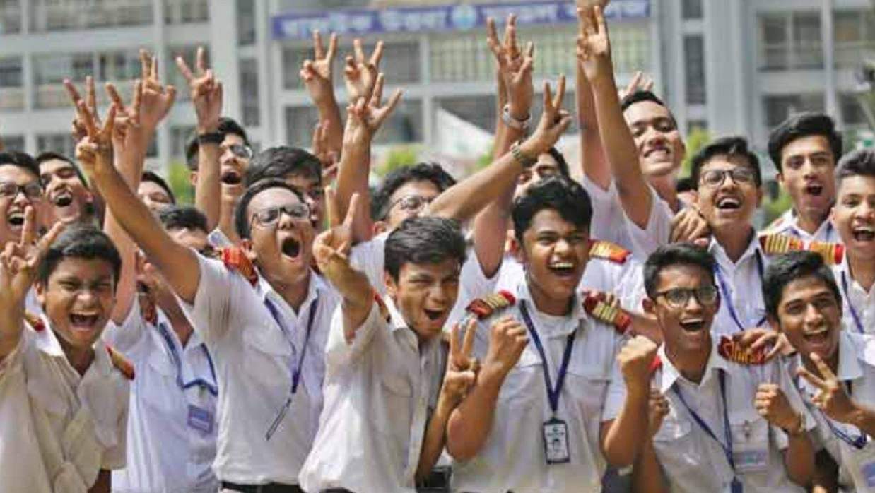 ফল প্রকাশের পর উল্লাস করছেন শিক্ষার্থীরা 