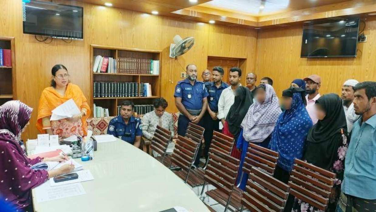 তালা উপজেলা নির্বাহী কর্মকর্তার কার্যালয়ে সংশ্লিষ্ট ছাত্রী ও তাদের অভিভাবকদের উপস্থিত করা হয়