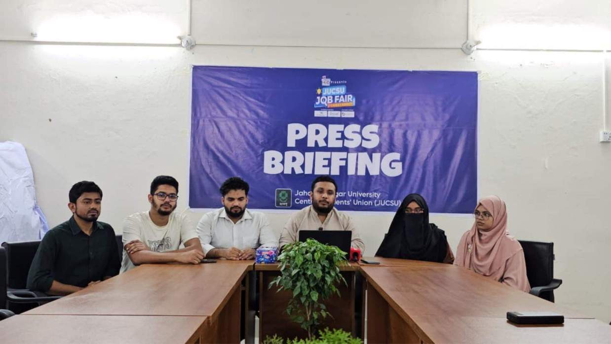 জাকসুর কার্যালয়ে আয়োজিত সংবাদ সম্মেলন
