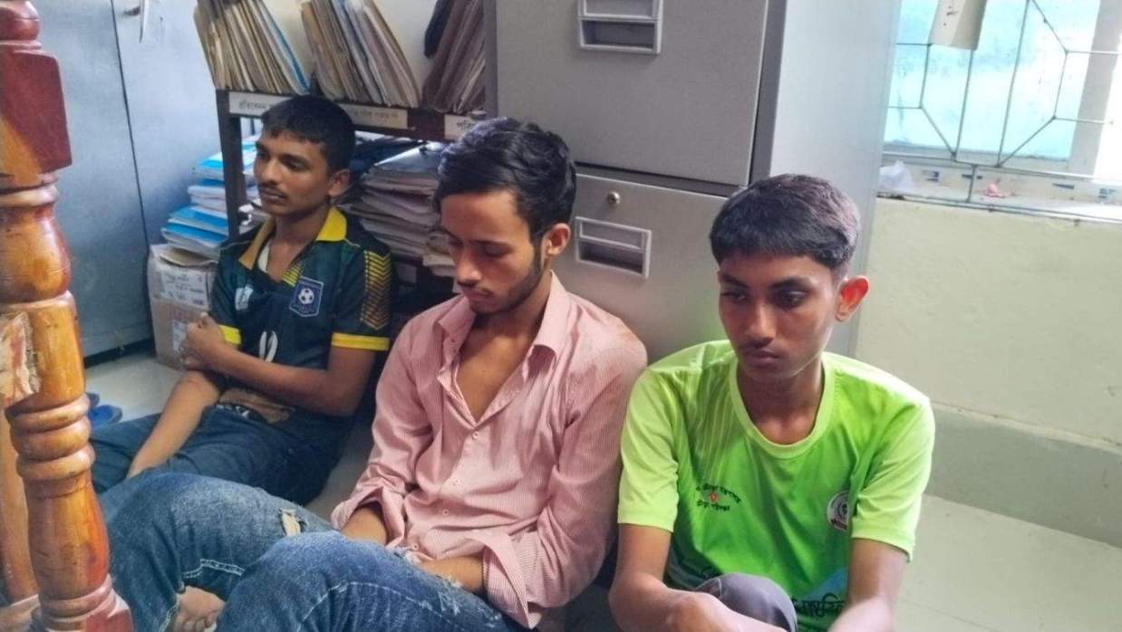 রাজাপুরে ইয়াবা সেবনের সময় ৩ যুবক আটক, ৬ মাসের কারাদণ্ড 