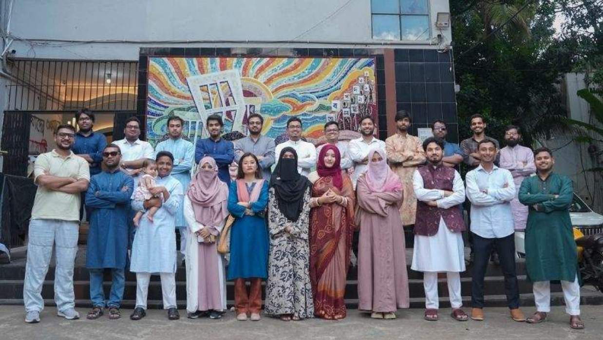 ডাকসু ভবনের সামনে নির্বাচিত প্রতিনিধিরা