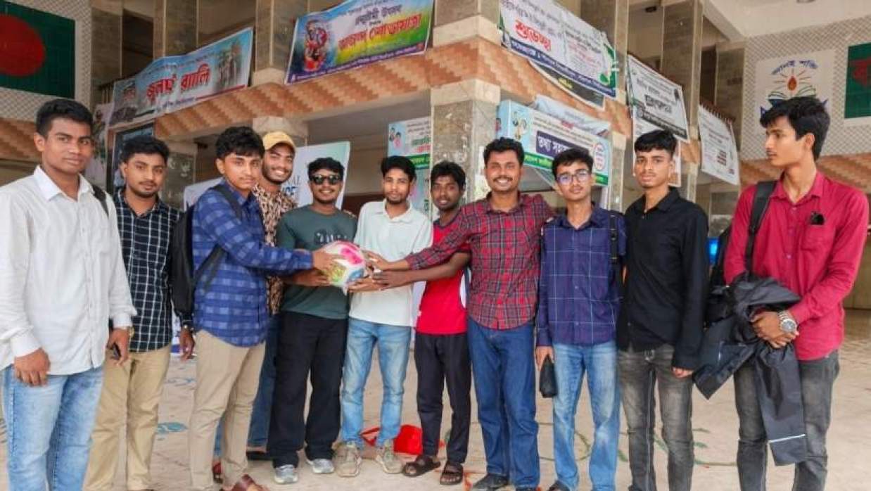 শিক্ষার্থীদের ফুটবল দিল ববি ছাত্রদল 