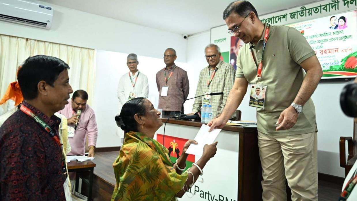 অনুদানের চেক বিতরণ করছেন প্রধানমন্ত্রী তারেক রহমান।