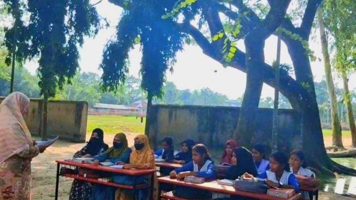 বাহিরে খোলা আকাশের নিচে ক্লাস কিরছেন শিক্ষার্থীরা।