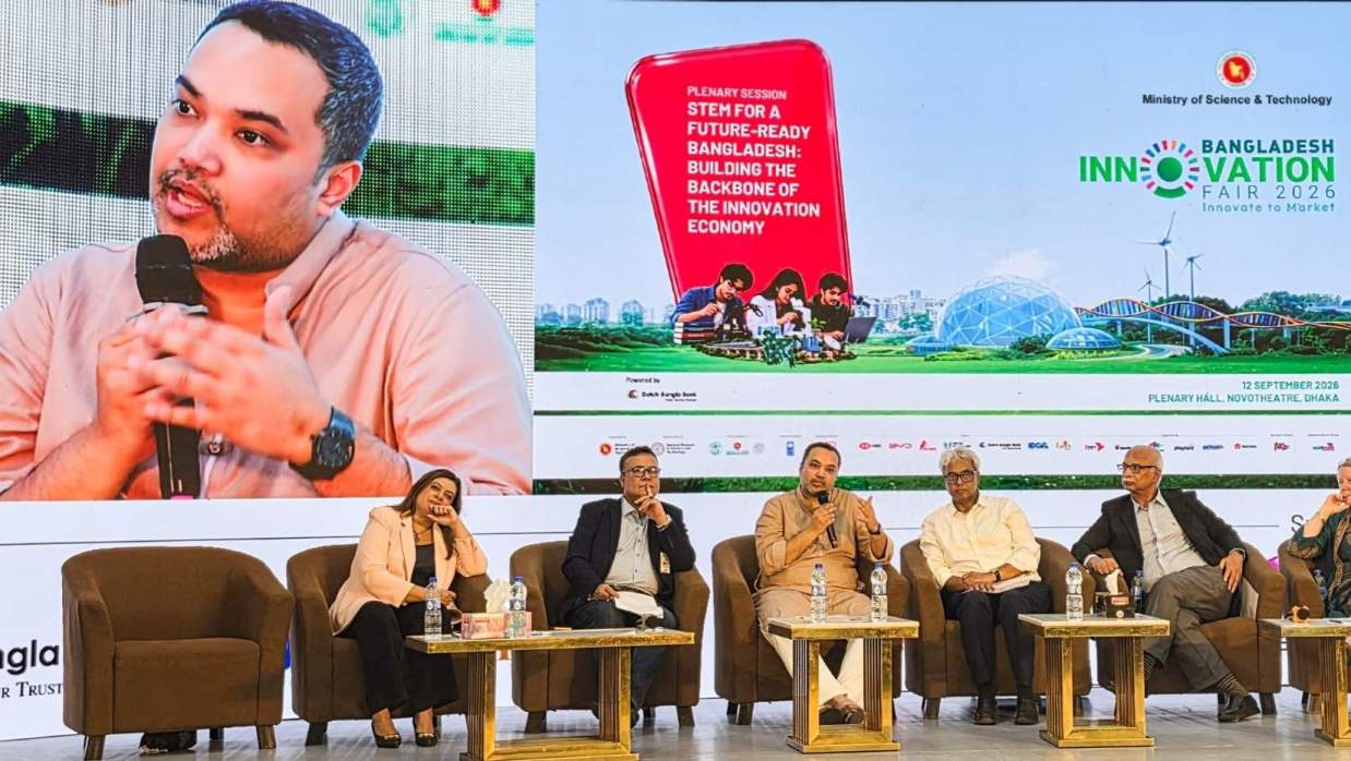 আগামী শিক্ষাবর্ষে মাধ্যমিক শ্রেণির বইয়ে এআই, রোবোটিক্সসহ সাইবার সিকিউরিটিকে গুরুত্ব দেওয়া হচ্ছে