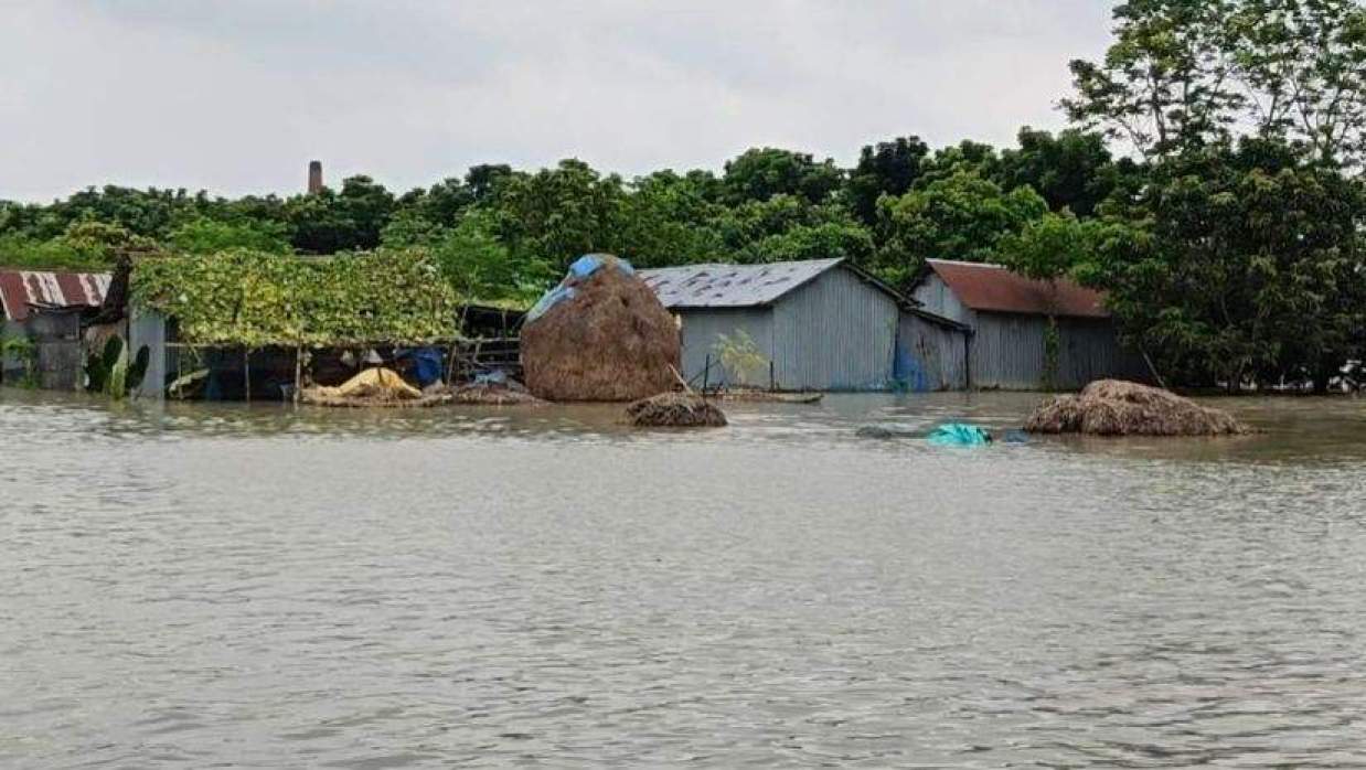 বিভিন্ন এলাকায় প্রায় ৪ হাজার ৩০০ পরিবার পানিবন্দী হয়ে পড়েছে।