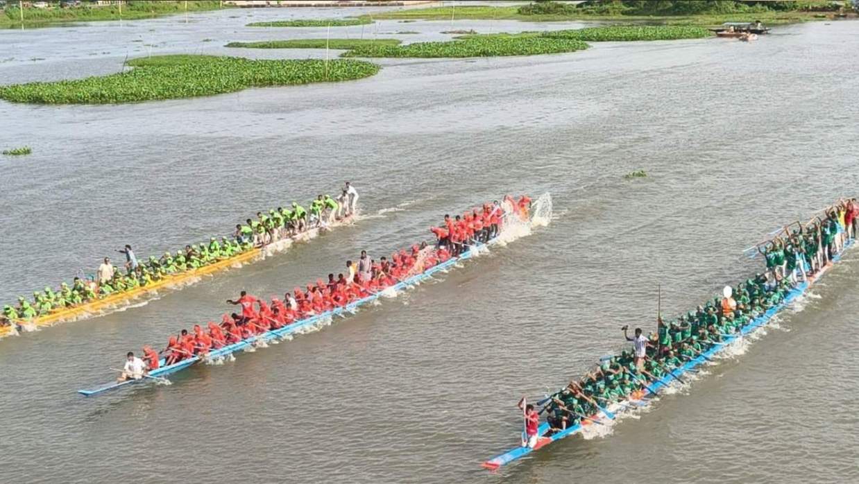 ব্রাহ্মণবাড়িয়ায় তিতাসের বুকে ঐতিহাসিক নৌকা বাইচ অনুষ্ঠিত