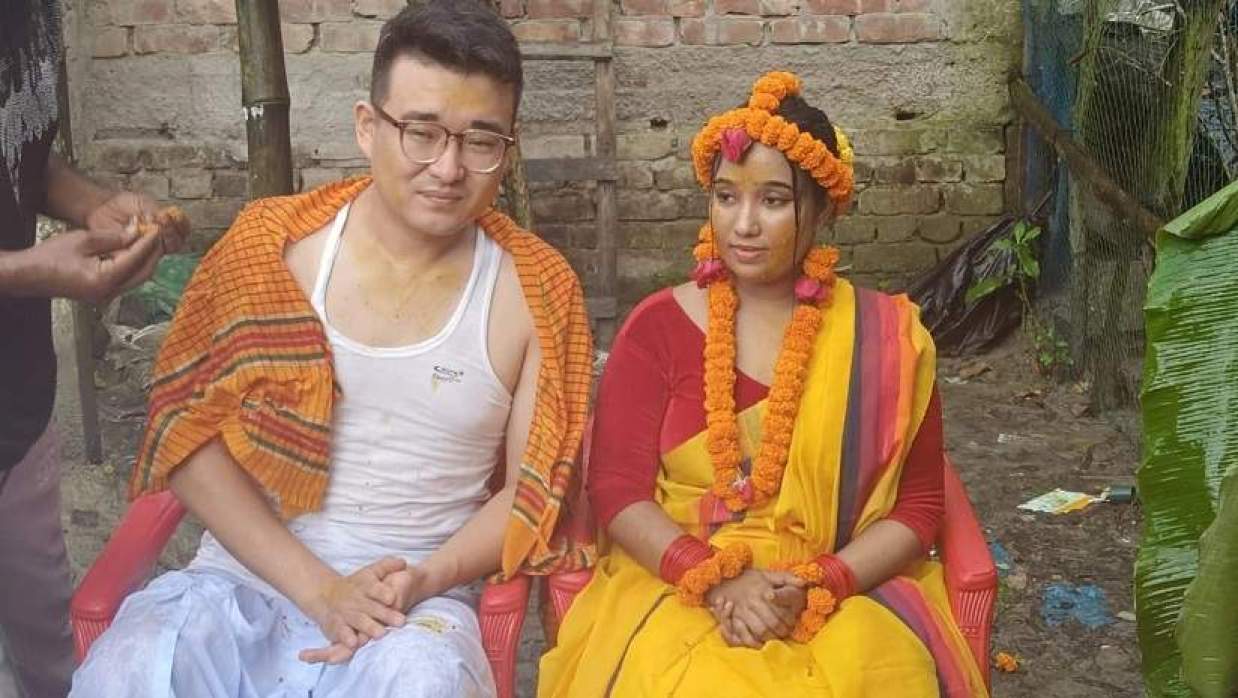 চীনা যুবক জিয়াং ও তার সদ্য বিবাহিত স্ত্রী বরিশালের জান্নাতুল ইসলাম ইভা