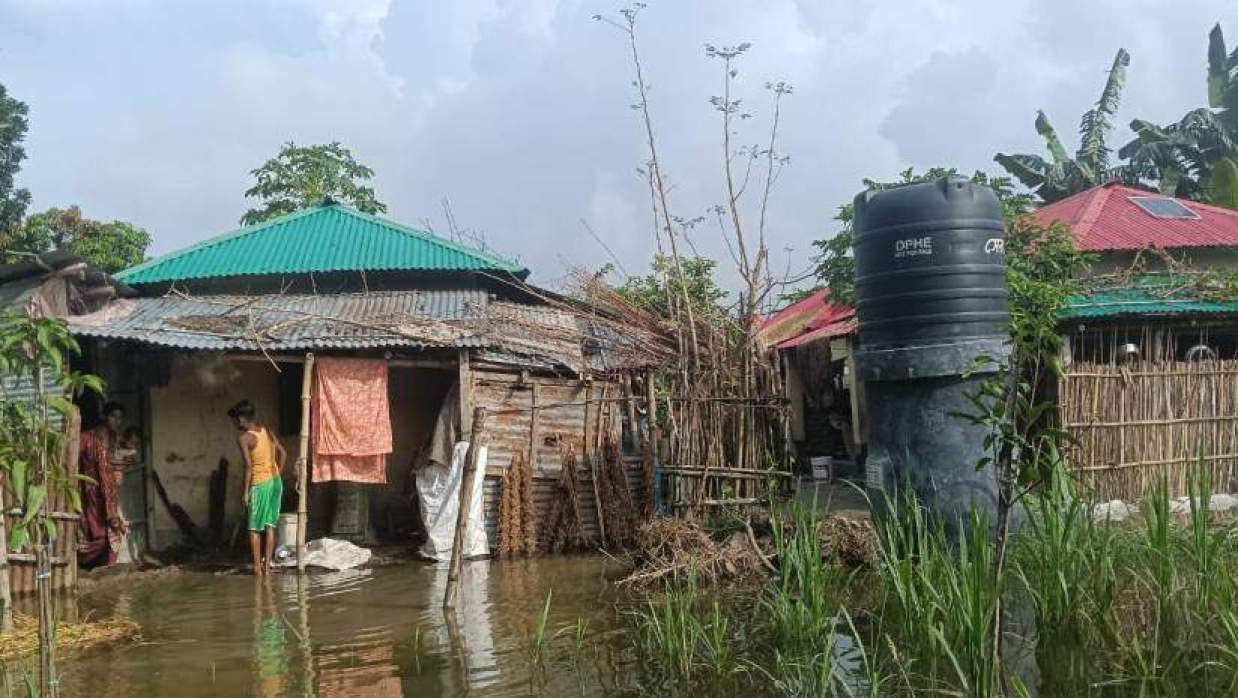 চর আষাড়িয়া ইউনিয়নের ৪ নম্বর ওয়ার্ডের ভূবন পাড়া গ্রামে আশ্রয়ণ প্রকল্পের পানিবন্দি দুটি পরিবার