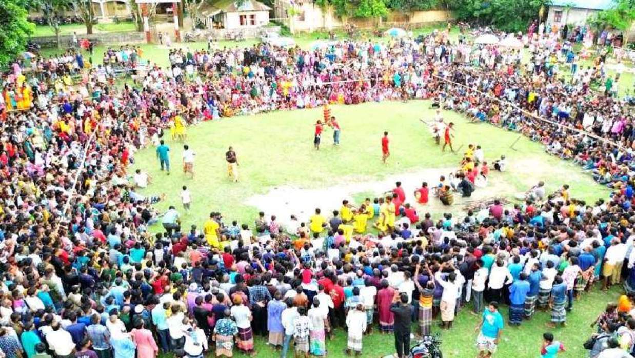 লাঠিখেলা দেখতে বিভিন্ন বয়সী মানুষের ঢল নামে