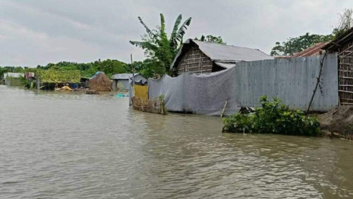 চাঁপাইনবাবগঞ্জের বিভিন্ন এলাকায় প্রায় ৪ হাজার ৫০০ পরিবার পানিবন্দী রয়েছে
