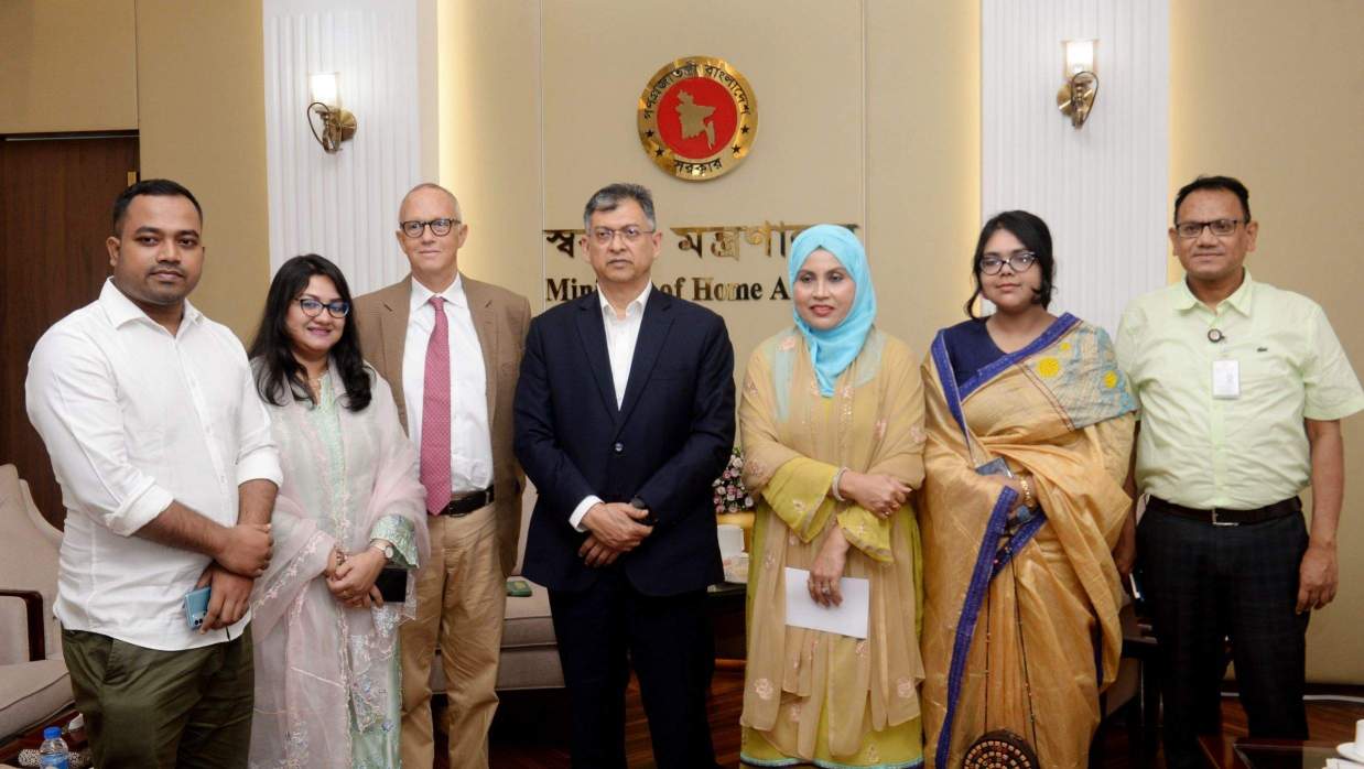 স্বরাষ্ট্রমন্ত্রীর সঙ্গে আইআরআই প্রতিনিধিদলের বৈঠক