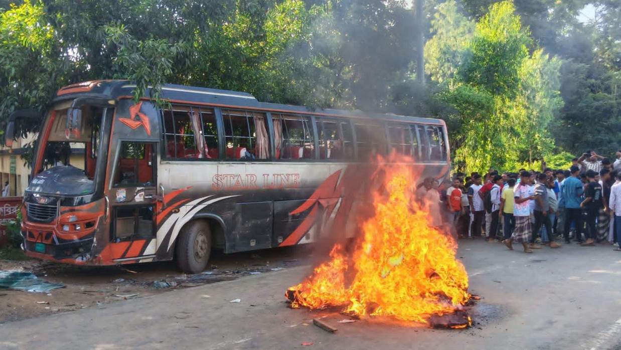মৃত্যুর ঘটনায় বাস আটকিয়ে এলাকাবাসীর বিক্ষোভ। 