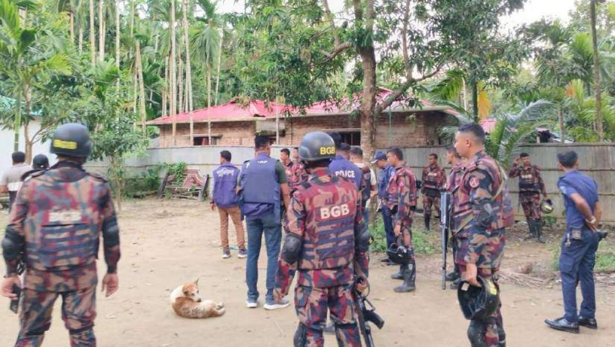 পুলিশ ও বিজিবির সদস্যদের অভিযানে