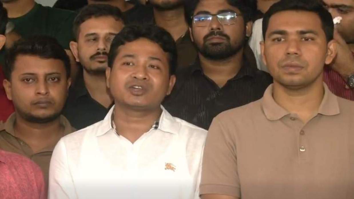 ঢাবি উপাচার্যের সঙ্গে দেখা করে সাংবাদিকদের সঙ্গে কথা বলছেন শাখা ছাত্রদলের সভাপতি গণেশ চন্দ্র রায় সাহস ও সাধারণ সম্পাদক নাহিদুজ্জামান শিপন