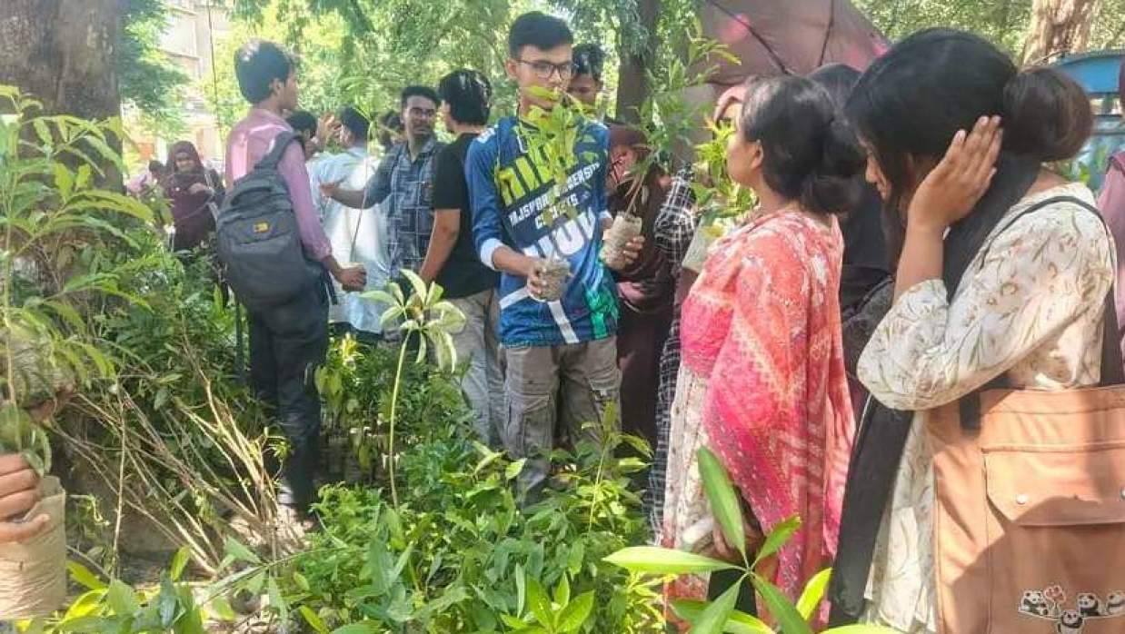 রাকসুর নির্বাচনে দেওয়া প্রতিশ্রুতি বাস্তবায়নের অংশ হিসেবে প্রথম ধাপে ৭২৫টি গাছ বিতরণ করেন সমাজকর্ম বিভাগের শিক্ষার্থী মো. আরিফ আলভী