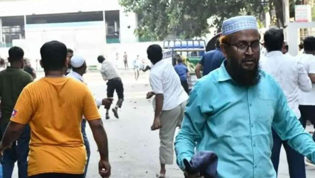  ইসলামি ব্যাংকের সামনে সংঘর্ষ 