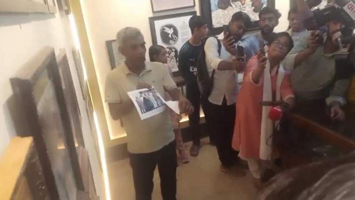 ডাকসু সংগ্রহশালায় ছবি ছিঁড়ছেন আবু তৈয়ব হাবিলদার 
