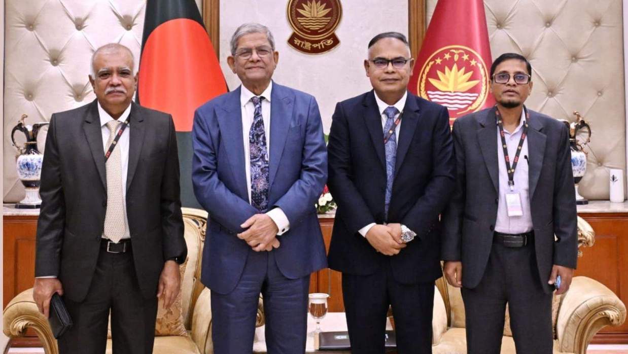 আচার্যের সঙ্গে ইসলামী বিশ্ববিদ্যালয়ের শীর্ষ কর্তারা