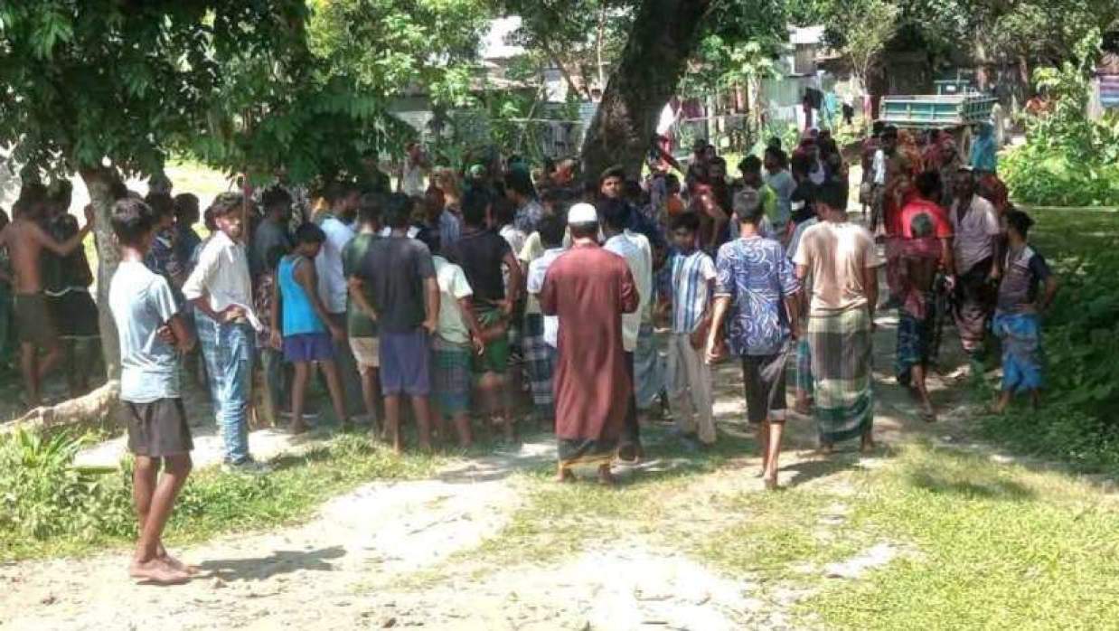 দুর্ঘটনাস্থলে স্থানীয় লোকজন