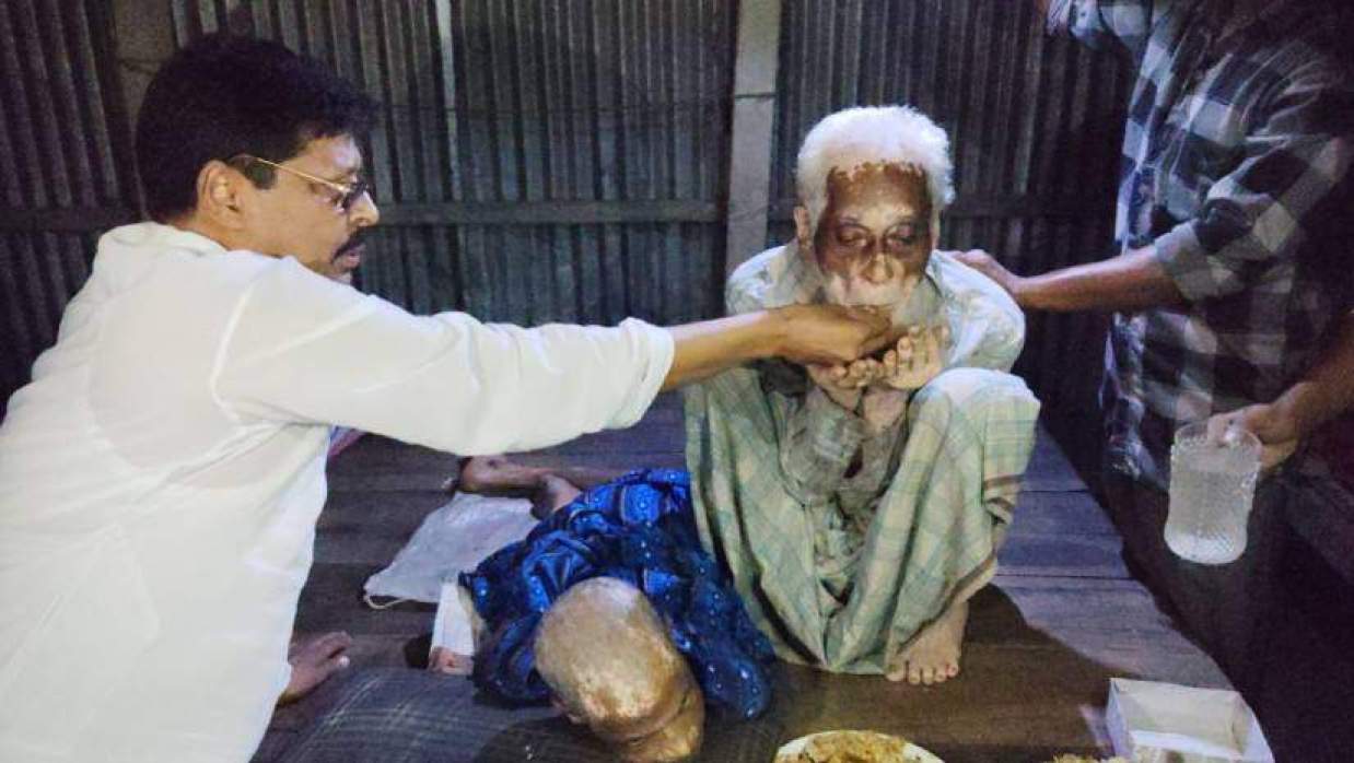বৃদ্ধের মুখে খাবার তুলে দিচ্ছেন বিএনপি নেতা আলহাজ হযরত আলী