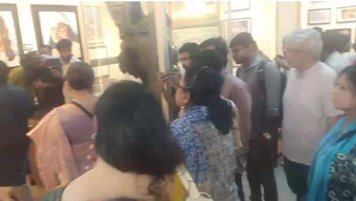 ডাকসুর সংগ্রহশালায় সামিনা লুৎফা ও তানজীমউদ্দিন খান